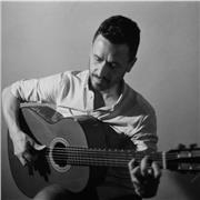 Profesor de guitarra española.
Aprenderemos acordes, rasgueos, arpegios y la técnica necesaria enfocada a tus estilos favoritos